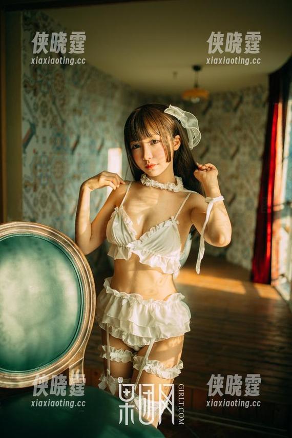 GIRLT果团网 - little贝壳喵的白裙，图包里的无圣光极简主义！