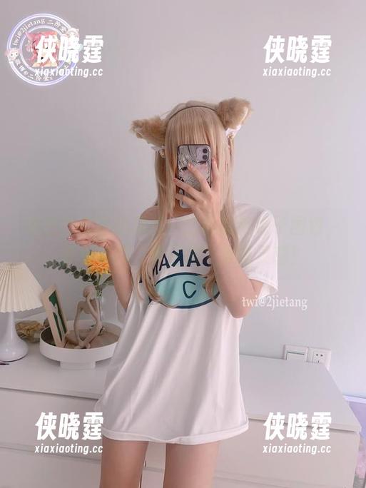 灰色外套搭配嬉戏：二阶堂宅绘子图包，分享你的“非主流”穿搭灵感！
