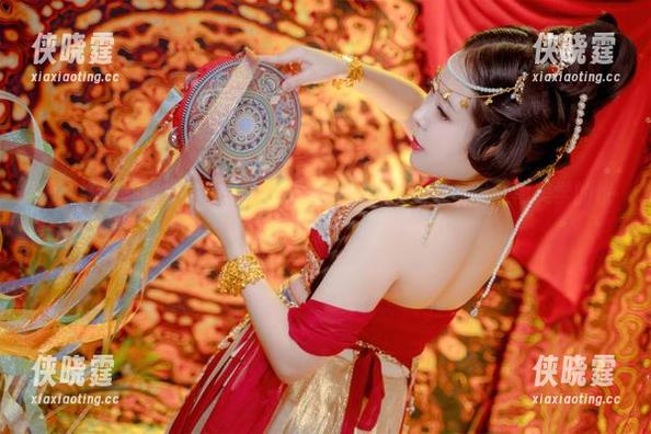 嗷呜虎虎 莉莉娅在嗷呜虎虎镜头下的无圣光生存,透着一股逆向美学的优雅。