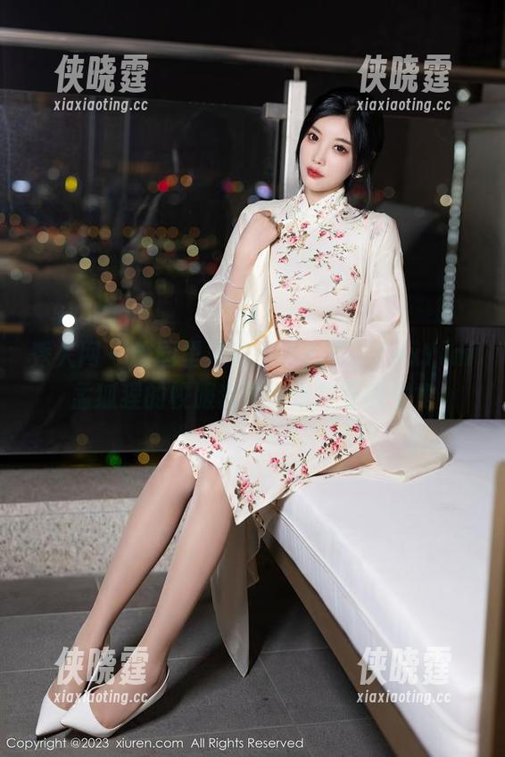 秀人网 - 校园里只有书本？不，FoxYini孟狐狸的校服套图才是真正的主角