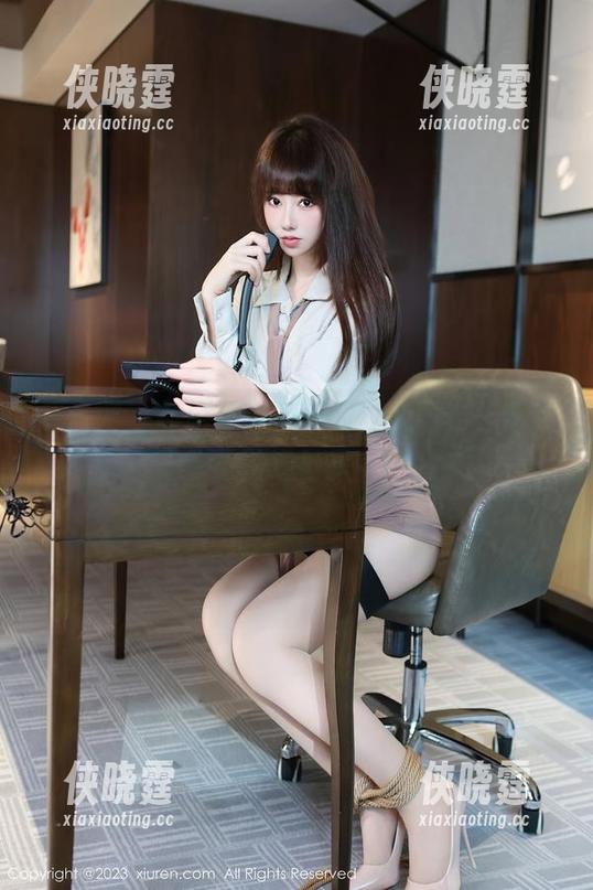 秀人网-白兔西希 秀人网 - 制服写真集里的白兔西希,带着些许叛逆与稚气。