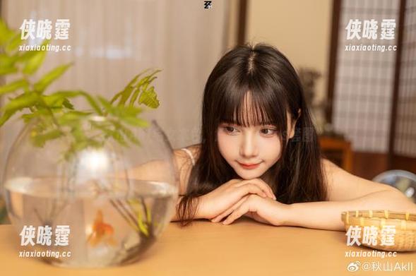 秋山AkI 秋山AkI宅女本色,悠闲毛衣cos套图