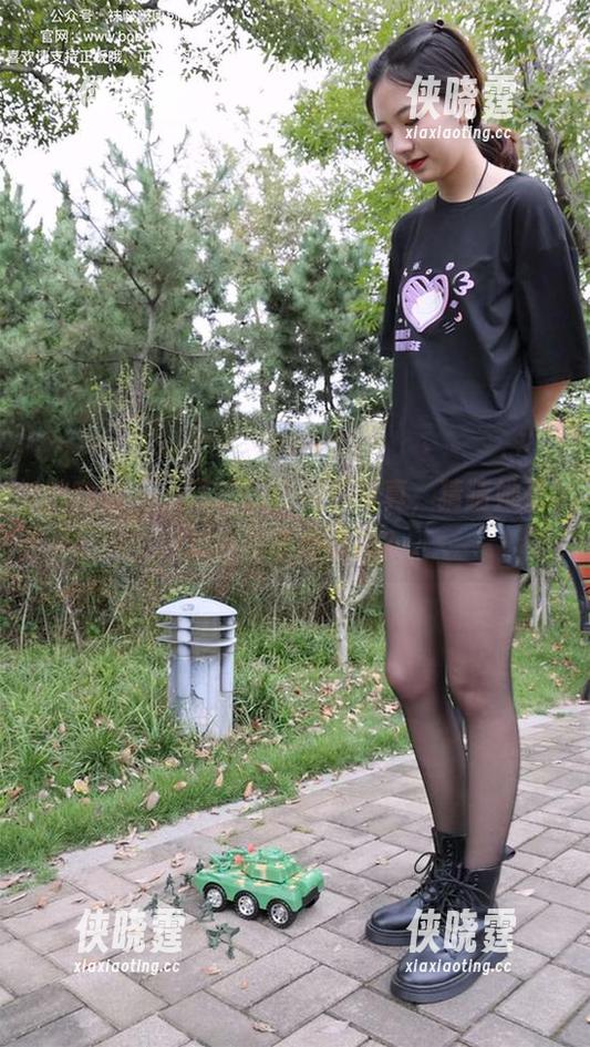 袜啵啵-小淳 袜啵啵 - 小淳的银行制服写真,猜猜她是想存款还是取款?