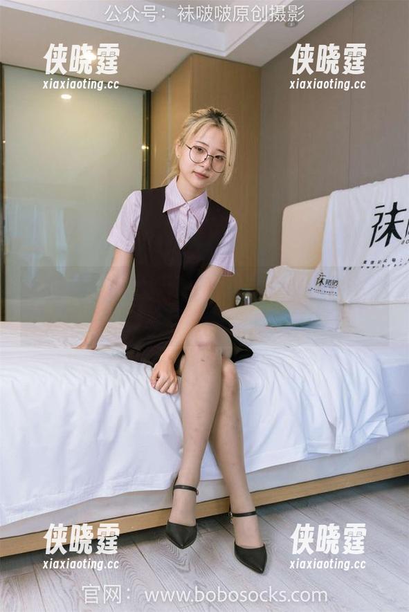 袜啵啵 - 没想到“小甜豆”在写真里竟然还能这么逗：丝袜or裸足，谁能更吸引！