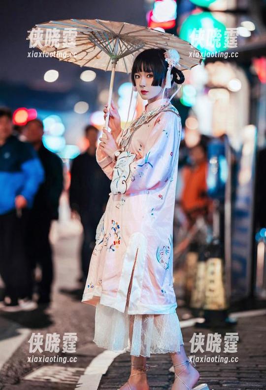阿包也是兔娘的JK美图…哇，这个尺度比我想象的大点。