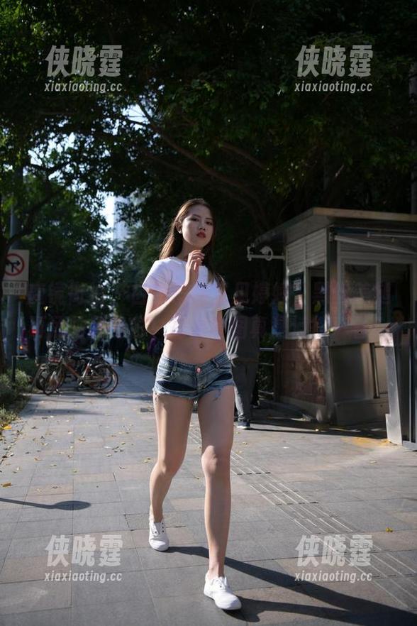 魔镜街拍-婷婷 魔镜街拍 - 白色吊带又见婷婷,黑丝美腿再添神秘色彩!高清套图真是值得一看!